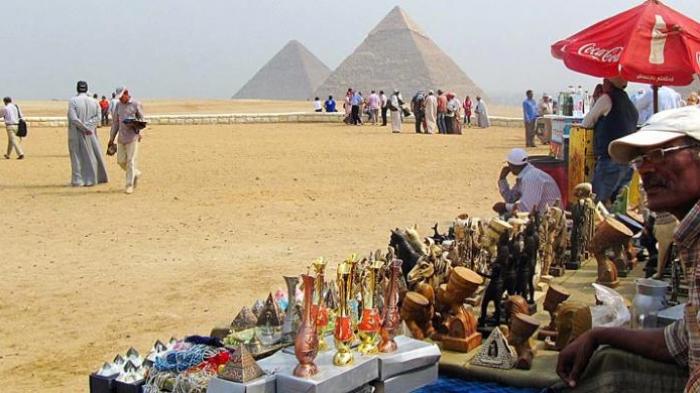 Para penjual suvenir termangu menunggu pembeli di kompleks Piramida Besar Giza di Giza, Mesir, Selasa (21/10/2014). Piramida Besar Giza yang berusia hampir 5.000 tahun masih menjadi ikon pariwisata Mesir paling terkenal di seluruh dunia.