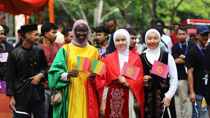 Sejumlah mahasiswa asing mengikuti parade internasional di Kampus USK, Darussalam, Banda Aceh, Rabu (12/7/2023)