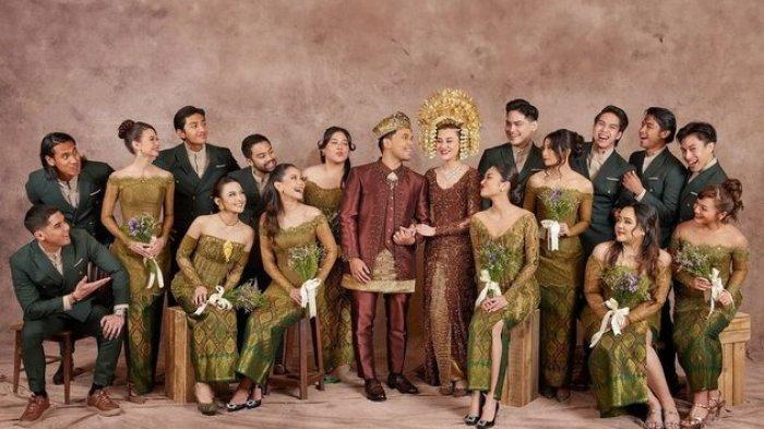 Pasangan Aaliyah Massaid dan Thariq Halilintar dengan para bridesmaid dan groomsmen.