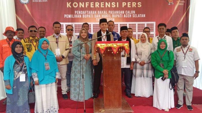 Pasangan balon Bupati dan Wakil Bupati Aceh Selatan Mirwan - Baital Mukadis (MANIS) saat konferensi pers di Kantor Komisi Independen Pemilihan (KIP) Kabupaten Aceh Selatan, Kamis (29/8/2024)