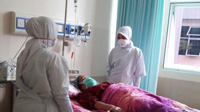 Petugas sedang memeriksa kondisi pasien difteri yang dirawat di ruang isolasi Rumah Sakit Umum Zainoel Abidin (RSUZA) Banda Aceh, Selasa (19/12/2017).
