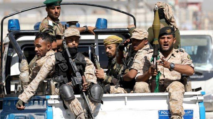 Pasukan Houthi menumpang di bak truk polisi, setelah menghadiri pertemuan Houthi di Sanaa, Yaman, 19 Februari 2020.