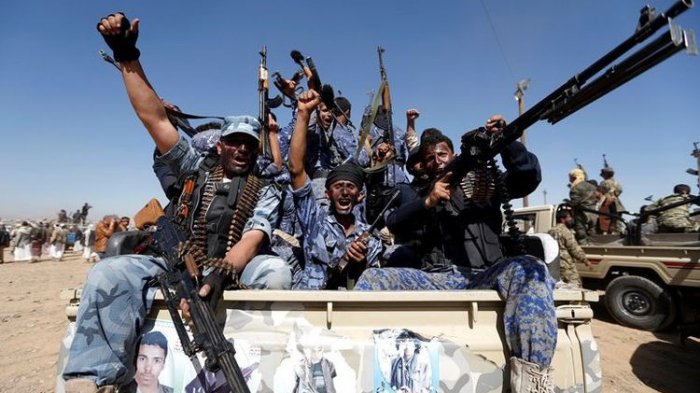 Pasukan milisi Houthi di atas kendaraan militer saat berkumpul di Sanaa sebelum memulai gerakan menuju medan perang di Yaman, Januari lalu.