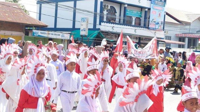 Warga tumpah ruah dan sangat antusias menyaksikan pawai karnaval perayaan HUT ke-78 Kemerdekaan Republik Indonesia di Idi Rayeuk, Ibu Kota Kabupaten Aceh Timur, Kamis (17/8/2023).