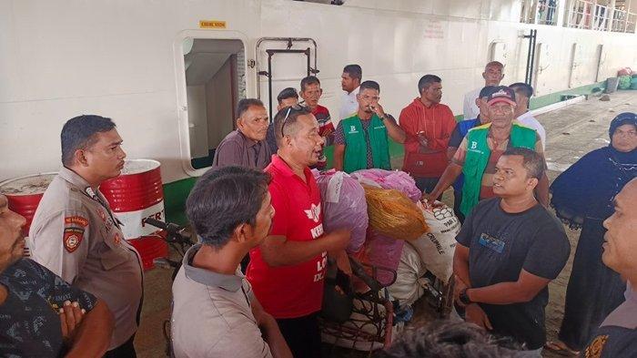 Adu mulut antara pengemudi Pejantan dan pemilik sembako dalam KMP Aceh Hebat di Pelabuhan Balohan Sabang, Senin (9/12/2024)