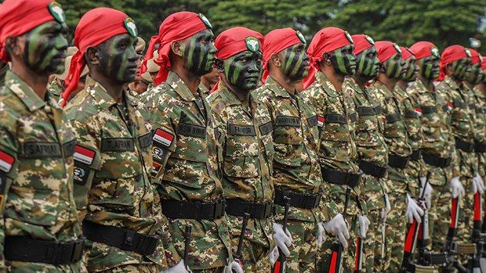 PELANTIKAN SPPI – Suasana upacara penutupan Pendidikan Dasar Militer (Diksarmil) dan Pelatihan Manajerial serta Penetapan Komponen Cadangan (Komcad) Sarjana Penggerak Pembangunan Indonesia (SPPI) BATCH- Tahun 2025 di Lapangan Blang Padang, Banda Aceh, Sabtu (12/7/2025).