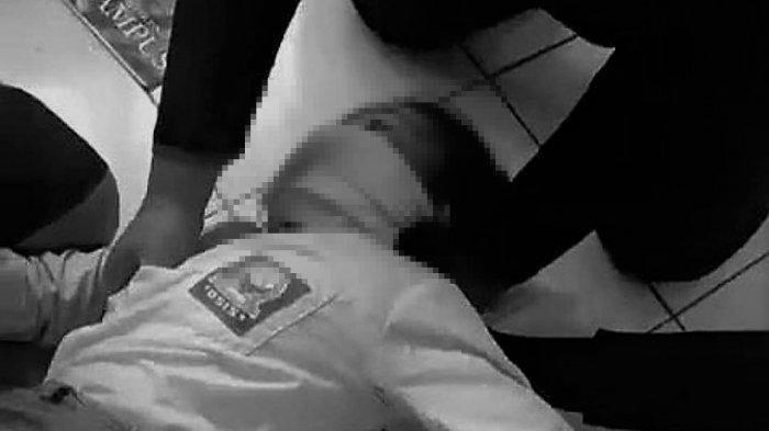 Video amatir yang beredar, terlihat empat orang remaja, tiga laki-laki dan seorang perempuan memegangi kaki dan tangan seorang perempuan berhijab dan melakukan pelecehan terhadap korban.