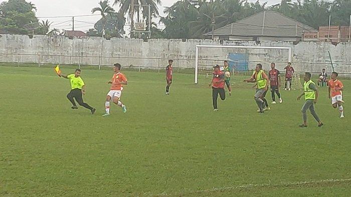 KEJAR WASIT - Pemain PSLS Lhokseumawe saat mengejar hakim garis di Stadion Langsa, Sabtu (15/2/2025). Laga antara Al-Farlaky FC versus PSLS ini pun akhirnya ditunda.