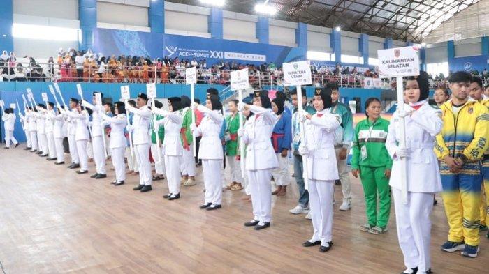Para atlet Cabang olahraga Kurash PON XXI Aceh-Sumut mengikuti upacara pembukaan yang dibuka oleh Pj Bupati Aceh Besar Muhammad Iswanto SSTP MM, bertempat di Gedung Hall A JSC Kota Jantho, Aceh Besar, Rabu (11/09/2024).