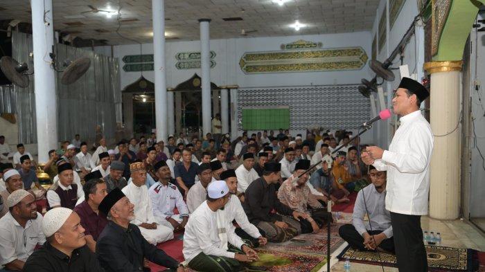 Wakil Gubernur Aceh, H. Fadhlullah, SE, melakukan Safari Ramadhan di Masjid Besar Peusangan, Bireuen, pada Rabu (12/3/2025). Kunjungan ini merupakan bagian dari program Safari Ramadhan Pemerintah Aceh