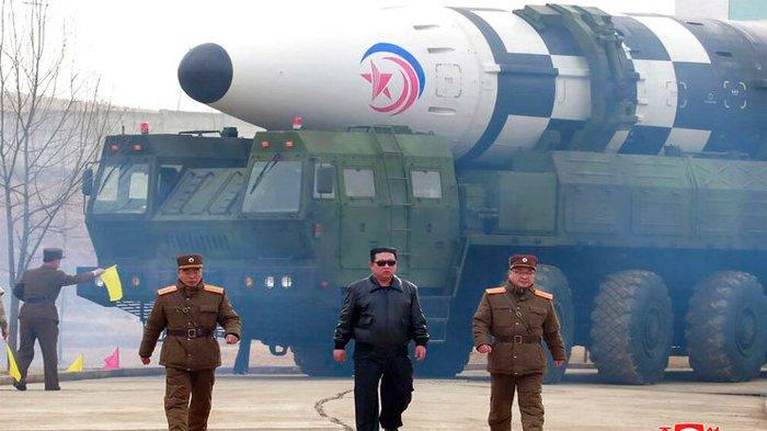Dalam foto yang didistribusikan oleh pemerintah Korea Utara, pemimpin Korea Utara Kim Jong Un, tengah, berjalan di sekitar apa yang dikatakan rudal balistik antarbenua (ICBM) Hwasong-17 pada peluncur, di lokasi yang dirahasiakan di Korea Utara pada 24 Maret 2022. (KCNA via KNS/AP PHOTO)