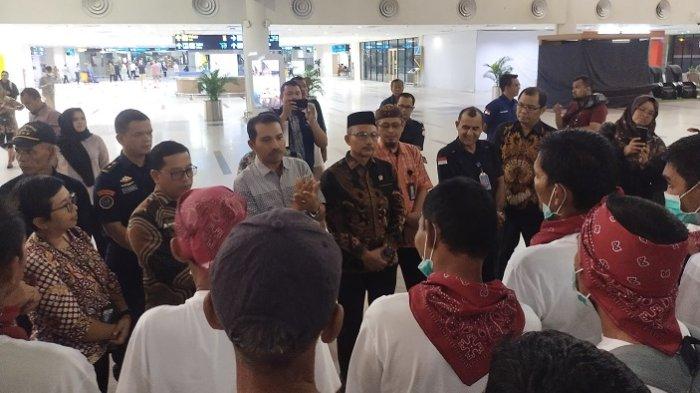 Proses serah terima 32 nelayan Aceh Timur dari Kemenlu RI dan KBRI Thailand kepada Pemerintah Aceh yang diterima Aliman M.Si (Kepala DKP Aceh) dan disaksikan Anggota DPD RI H Sudirman atau Haji Uma di Bandara Internasional Kualanamu, Sumatera Utara, Jumat (31/5/2024).