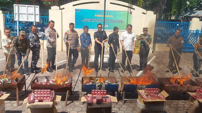 Kepala KPPBC TMP C Langsa, Dwi Harmawanto bersama pihak terkait saat melakukan pemusnahan barang impor ilegal.