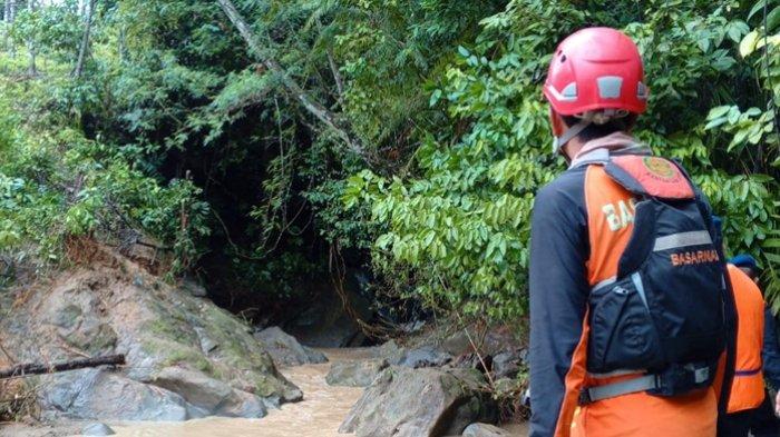 PENCARIAN ORANG HILANG - Tim SAR gabungan Minggu (9/3/2025) pagi, menyusuri aliran Krueng Simpo di
kawasan Km 24, yang menjadi lokasi jatuhnya dua remaja putri usai terseret arus banjir pada Sabtu (8/3/2025) sore.