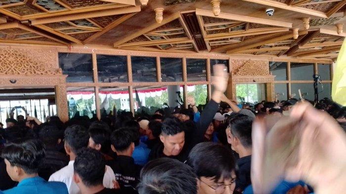 Pendemo mendesak masuk ke dalam Kantor Gubernur Aceh, Kamis (24/8/2023).