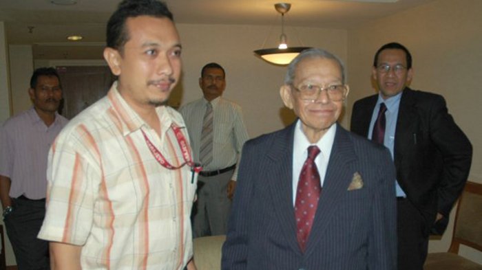 Wartawan Serambi Indonesia, Zainal Arifin M Nur bersama Deklarator GAM Tgk Hasan Muhammad Ditiro, di Hotel Concorde, Shah Alam, Malaysia, 5 Oktober 2008.