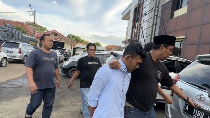 Polres Pandeglang menangkap Ajat Sudrajat, penyewa mobil rental terkait kasus penembakan di Tol Tangerang Merak Km 45, Jumat (3/1/2025).