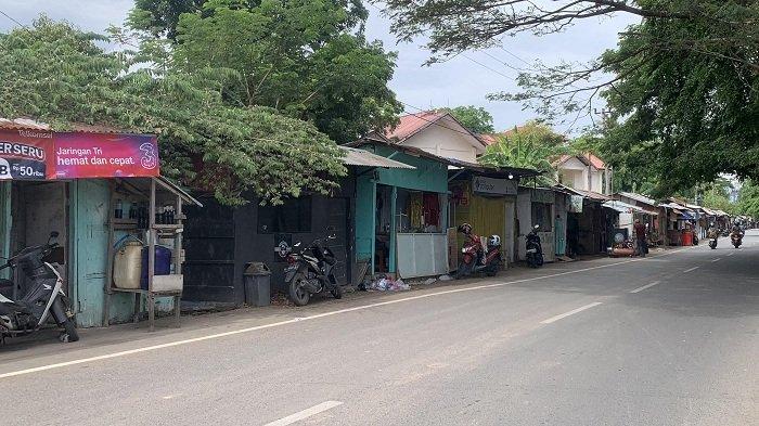KIOS LIAR — Penampakan kios-kios liar yang berada di atas parit di sepanjang Jalan Utama Rukoh, Kecamatan Syiah Kuala, Banda Aceh. Kamis (3/7/2025). Kios tersebut berbatasan langsung dengan pagar kampus Universitas Syiah Kuala (USK).