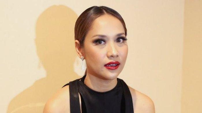 Penyanyi pop yang juga salah satu juri Indonesian Idol 2018 Bunga Citra Lestari dalam sesi wawancara usai Spektakuler Show di MNC Studios, Kebon Jeruk, Jakarta Barat, Selasa (6/3/2018) dini hari.
