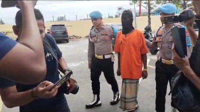 Dua personel Polres Pidie menggiring pelaku agen penyeludupan etnis Rohingya di Mapolres Pidie, Selasa (6/12/2023)