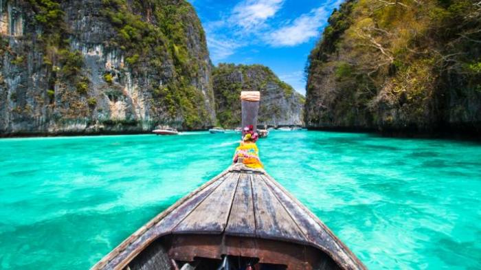 Perahu di perairan Phi Phi, Thailand.