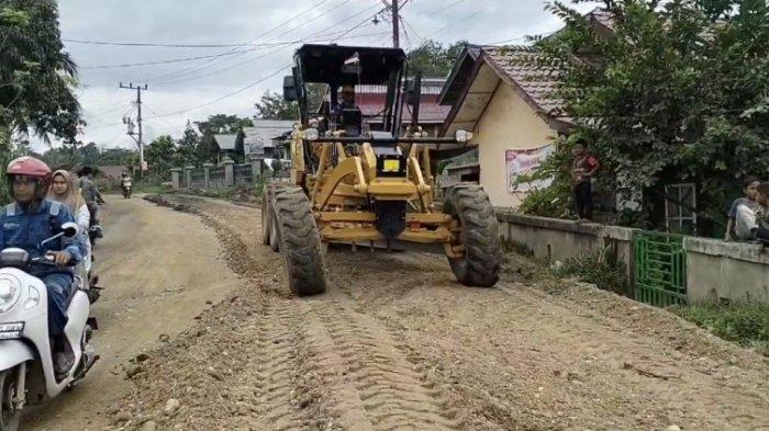 PERBAIKI JALAN - Sejumlah perusahaan di Kecamatan Indra Makmu, Aceh Timur, dan Muspika setempat bergotong royong memperbaiki jalan lintas antar-kecamatan secara darurat, Minggu (9/2/2025). Alat berat dikerahkan dalam perbaikan jalan secara darurat ini.