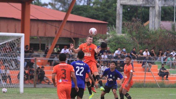 Adam Mitter saat berebut bola dengan tim PON Aceh.