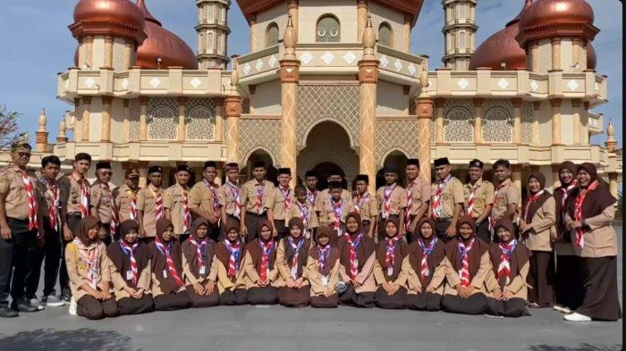 ACEH BESAR - Peserta Kwartir Cabang (Kwarcab) Gerakan Pramuka Aceh Besar foto bersama usai tiba di Kabupaten Aceh Barat (Meulaboh), Kamis (13/3/2025).