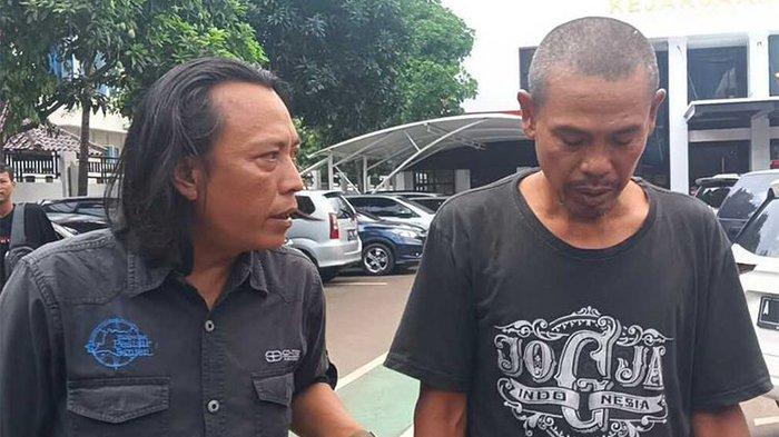 Muhyani (kanan) usai penahanan ditangguhkan, Rabu (13/12/2023).Tersangka kasus penganiayaan terhadap pencuri kambing ini sebelumnya ditahan di Rutan Serang, Banten.(KOMPAS.COM/RASYID RIDHO)