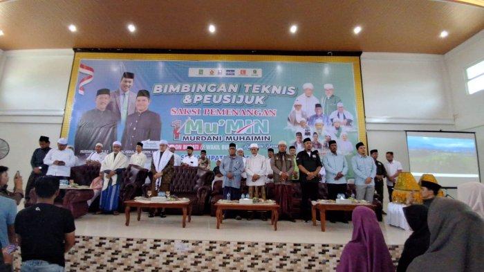 908 orang saksi untuk pasangan calon (Paslon) Bupati dan Wakil Bupati Bireuen, Murdani Yusuf-Abdul Muhaimin (Mu'Min), dipeusijeuk oleh Ulama Kharismatik Aceh, Abu Syech H Hasanoel Basary (Abu Mudi Samalanga) dan Abu Usman Kuta Krueng (Abu Kuta), serta beberapa ulama lainnya, di Gedung Hj Fauziah Conventention Center, Cot Gapu Kota Juang, Bireuen, Selasa (12/11/2024).