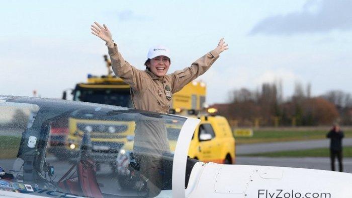 Pilot remaja Zara Rutherford, di atas kapal ultralight Shark, mendarat dan mengakhiri perjalanan solo keliling dunianya di kota asal Belgia, Kortrijk, Kamis (20/1/2022). Rutherford menjadi wanita termuda yang terbang solo keliling dunia setelah penerbangan 52 negara, lima benua.