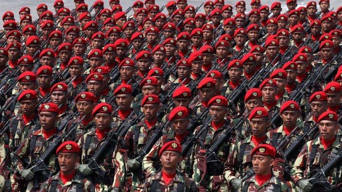 Prajurit Kopassus melakukan atraksi pada gladi resik HUT ke-72 TNI di Cilegon, Banten, Selasa (3/10/2017)