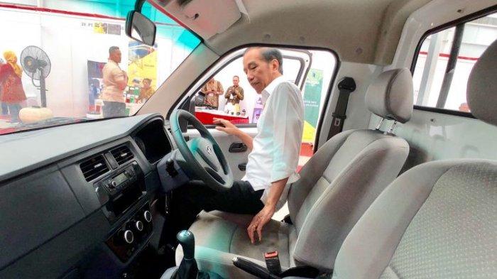 Presiden ke-7 Joko Widodo menaiki salah satu produk mobil yang diluncurkan bersamaan dengan peresmian pabrik mobil Esemka milik PT Solo Manufaktur Kreasi, di Sambi-Boyolali, Jawa Tengah, Jumat (6/9/2019) siang. (ISTANA PRESIDEN/AGUS SUPARTO)