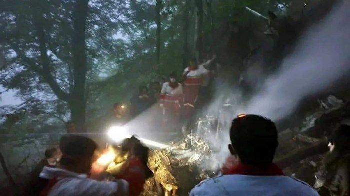 Foto diduga puing-puing helikopter Presiden Iran Ebrahim Raisi yang jatuh pada Minggu (19/5/2024) malam. Helikopter tersebut terbakar dan dilaporkan tidak ada tanda kehidupan.