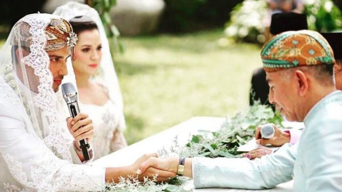 Raisa dan Hamish Daud menjalani akad nikah di Hotel Ayana Midplaza Jakarta, Minggu (3/9/2017).(Bridestory)
