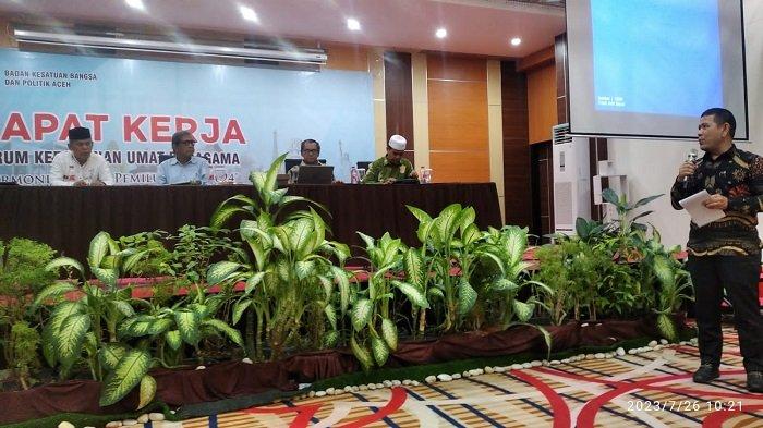 Raker FKUB se-Aceh bertema “Harmoni Menuju Pemilu Damai 2024” menghadirkan empat narasumber (dari kanan), yaitu Zulfahmi (Kemenag Aceh), A Hamid Zein (Ketua FKUB Aceh), Prof Dr Ir Ahmad Humam Hamid (Sosiolog Universitas Syiah Kuala) dan Masrimin (Plh Kaban Kesbangpol Aceh) di Hotel Grand Permata Hati Banda Aceh, Rabu (26/7/2023). Raker dan dialog yang dipandu oleh Sekretaris FKUB Aceh, Hasan Basri M. Nur