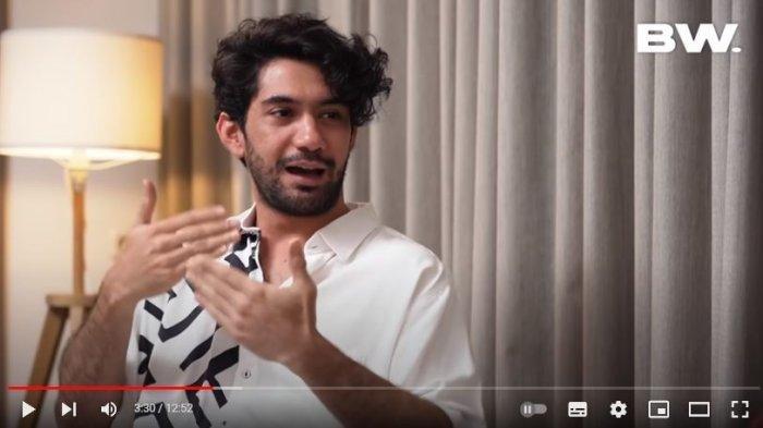 Reza Rahardian menceritakan dibalik scene adegan mesranya dengan Putri Marino dan Anya Geraldine
dalam kanal YouTube Boy William