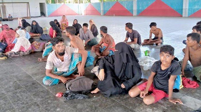 Etnis Rohingya berada di penampungan sementara, Idi Center (ISC) Aceh Timur, Minggu (19/11/2023).