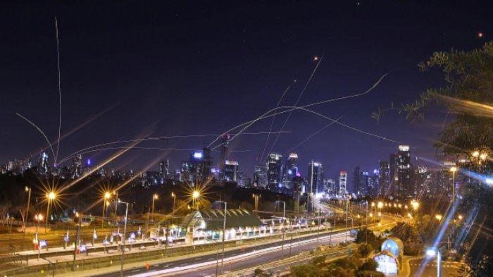 Ibu Kota Tel Aviv diterangi dengan tembakan roket Hamas dan sistem pertahanan udara Iron Dome Israel pada Sabtu (15/5/2021) yang kembali terjadi pada Senin (17/5/2021) malam.