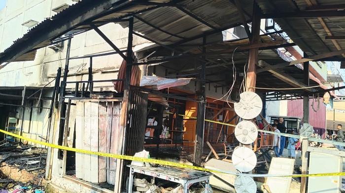 Satu unit ruko berkonstruksi kayu hangus terbakar di Gampong Jawa, Kecamatan Idi Rayeuk Aceh Timur, pada Selasa (29/7/2025).