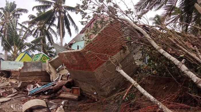 Rumah warga di Desa Lhok Pu’uk, Kecamatan Seunuddon, Kabupaten Aceh Utara rusak parah karena abrasi laut yang semakin parah dalam sepekan terakhir ini.