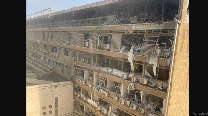 SOROKA- Biasanya Israel hobi mengebom rumah sakit di Gaza dan Iran, kali ini giliran rumah sakit Soroka Israel yang terkena hantam rudal Iran. Atap Rumah Sakit Soroka ambruk setelah serangan rudal Iran. Dilaporkan beberapa waktu lalu, sebuah rudal Iran telah menyerang Rumah Sakit Soroka di kota Be'er Sheva di Israel selatan.