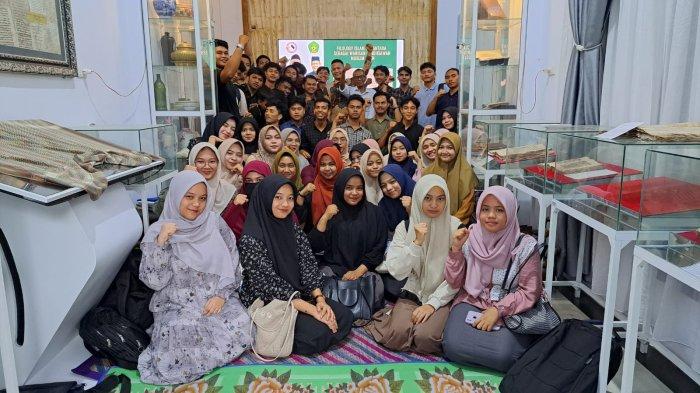 mahasiswa dari berbagai fakultas di lingkungan UIN Ar-Raniry Banda Aceh mengikuti kuliah lapangan ke Rumoh Manuskrip Aceh milik Ir Tarmizi A Hamid di Kawasan Ie Masen Kayee Adang Banda Aceh, Selasa (5/11/2024).