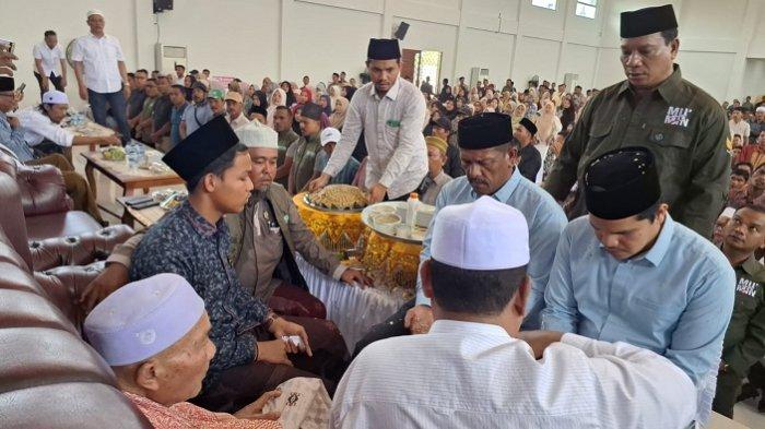 Ketua Tim Pemenangan Mu’Min, H Ruslan Daud saat menyaksikan 908 orang saksi untuk Paslon Bupati dan Wakil Bupati Bireuen, Murdani Yusuf-Abdul Muhaimin (Mu'Min), dipeusijeuk oleh Ulama Kharismatik Aceh, Abu Syech H Hasanoel Basary (Abu Mudi Samalanga) dan Abu Usman Kuta Krueng (Abu Kuta), serta beberapa ulama lainnya, di Gedung Hj Fauziah Conventention Center, Cot Gapu Kota Juang, Bireuen, Selasa (12/11/2024)