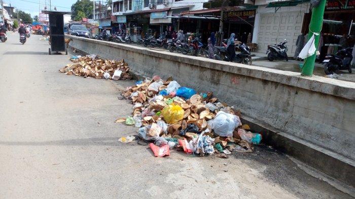 Sampah menumpuk di jalan dua jalur di Idi Rayeuk, Aceh Timur, Jumat (1/12/2023)