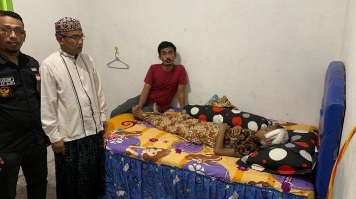 Haji Uma juga mengutus tim penghubung Pidie Musdir Ilyas ke rumah korban untuk melihat kondisi korban kasus penganiayaan santri di Dayah Darun Najah Al-Aziziyah Kabupaten Pidie