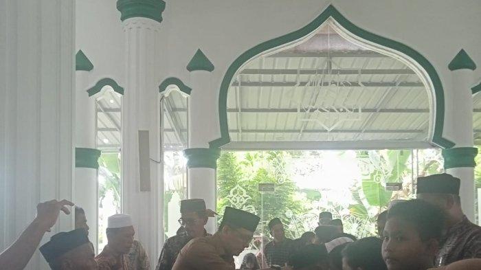 SANTUNAN - Camat Kembang Tanjung, Fauzi saat menyerahkan santunan anak yatim, Selasa (25/2/2025).
