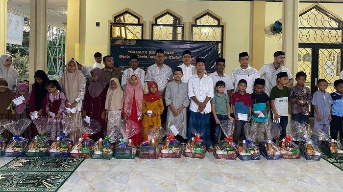SANTUNI ANAK YATIM - Duta Wisata Aceh Besar bersama UAZ Florist dan Anggota DPRA, Munawar AR melaksanakan buka Puasa Bersama & Santuni anak yatim/piatu di Kemukiman Leupung dan Lamblang di Masjid Darul Falah Cot Keueung, Kuta Baro, Aceh Besar, Jumat (21/3/2025)
