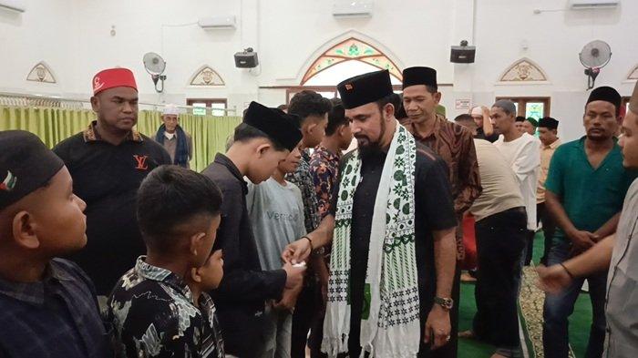 SANTUNI YATIM - Bupati Aceh Timur Iskandar Usman, Al-Farlaky, menyerahkan santunan kepada belasan anak yatim di Masjid Ba’lawi Aceh di Gampong Pucok Alue 2, Kecamatan Simpang Ulim, Aceh Timur, Jumat (28/3/2025) sore