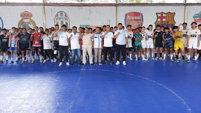 Peserta seleksi Tim Futsal PON Aceh XXI/2024 foto bersama dengan jajaran pengurus dan pelatih di Lapangan Kick Off Lamlagang, Banda Aceh, Senin (29/4/2024).